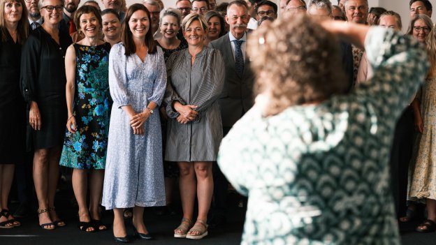 
            Kirkeminister Louise Schack Elholm kom i juni forbi Præsteforeningens repræsentantsskabsmøde, hvor hun svarede på kritiske spørgsmål om den teologiske uddannelse og folkekirkens undtagelse fra ligebehandling. Bagefter var der gruppefoto med ministeren og foreningens formand Pernille Vigsø Bagge i forgrunden.
    