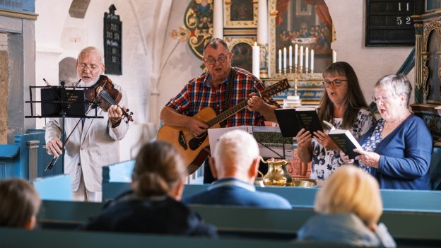 
            Spillemænd og syngepiger sørger for salmeledsagelsen i Sejerø Kirke. Fra venstre Henry Larsen, Bent Neimann Jensen, Anne Ogstrup og Jytte Petersen.
    