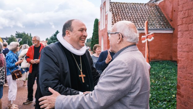 
            Aalborgs biskop Thomas Reinholdt Rasmussen er blandt de præster, der gerne tager en uge som ferieafløser på Læsø. Det har han gjort i så mange år, at han kender menigheden rigtigt godt.
    