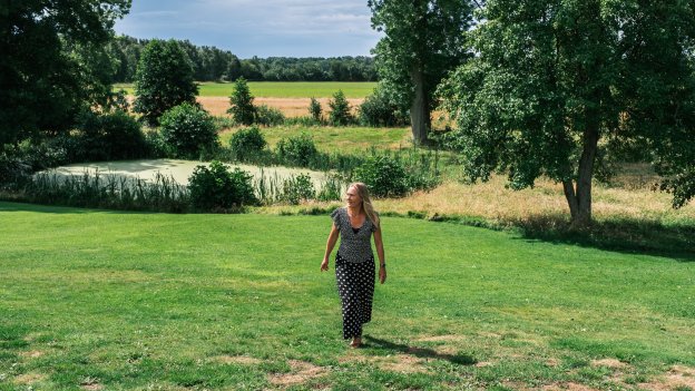 
            Eva Bernhagen har været præst på Læsø siden 2013. Læsø er en flad ø, men præstegården i Byrum ligger på den gamle kystklint, og haven skråner ned mod en dam med udsigt sydover.
    