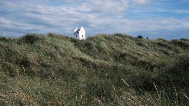 
            Et kridhvidt kirketårn tager imod, når man ankommer til Læsø med færgen. Men kirken ved Vesterø Havn er ikke længere kirke. Den er omdannet til kurbad.
    